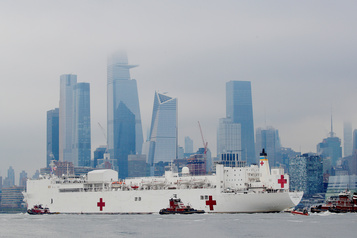 New York salue l’arrivée d’un navire-hôpital, 3000 morts aux États-Unis