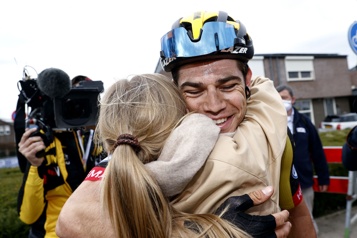 Amstel Gold Race Wout Van Aert l’emporte, Hugo Houle et Guillaume Boivin posent pied)