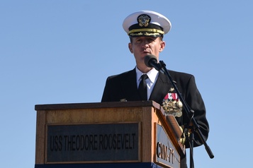 Le commandant révoqué du USS Theodore Roosevelt acclamé en héros à son départ