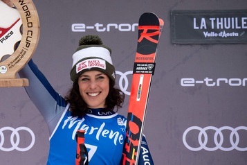 Federica Brignone reçoit ses globes de cristal par la poste