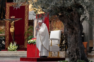 Le pape s’en prend à l’égoïsme face à la pandémie