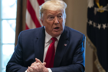 Le coronavirus transmis en parlant selon des scientifiques, Trump recommande les masques