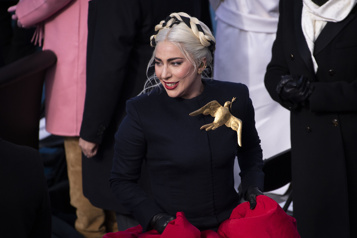 Les deux chiens volés de Lady Gaga retrouvés sains et saufs )