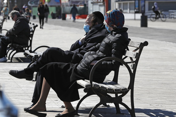 New York demande à sa population de se couvrir le visage à l’extérieur
