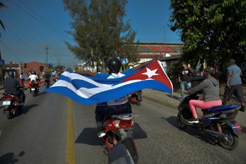Des milliers de Cubains manifestent contre l’embargo américain)