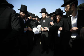Isra?l enterre les victimes de la bousculade fatale)