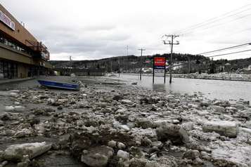 Inondations en Beauce: la SQ disperse les curieux