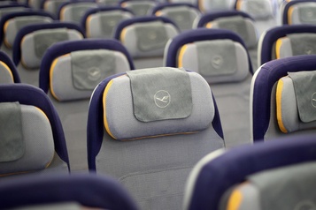 Risque très faible d’attraper la COVID-19 dans un avion, selon une étude)
