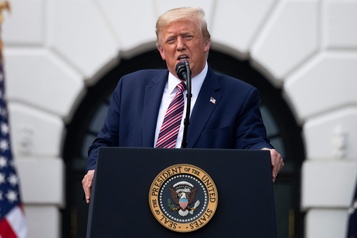 Donald Trump balaie un nouveau sondage très défavorable)
