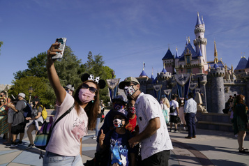 Disneyland rouvre ses portes après une fermeture d'un an)