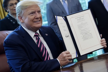 COVID-19: Donald Trump signe un programme d'aide aux coronavirus de plusieurs milliards de dollars COVID-19: Donald Trump signe un programme d'aide aux coronavirus de plusieurs milliards de dollars
