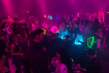 Chine Ambiance post-COVID-19 dans les discothèques de Wuhan)