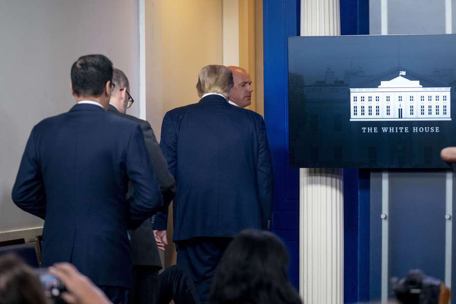 PRESS Des agents ont demandé à Donald Trump d'interrompre sa conférence de presse