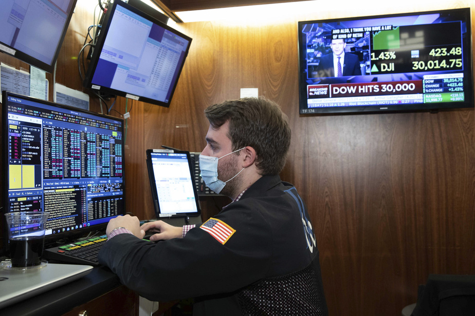 Le Dow Jones finit pour la première fois au-dessus des 30 000 points
