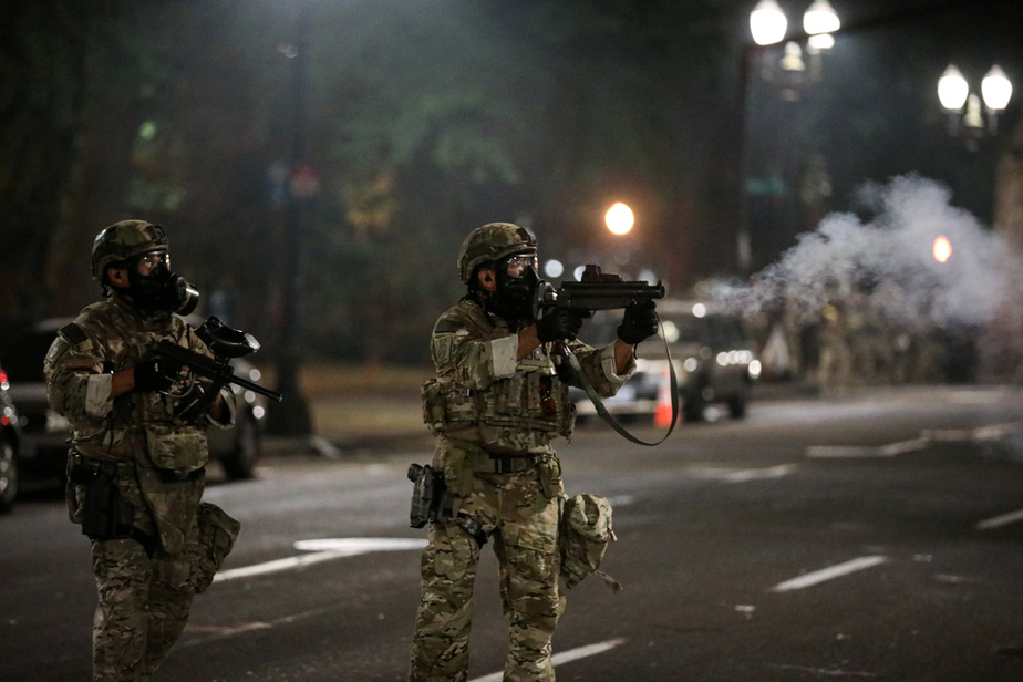 Vidéo: Le maire de Portland gazé lors d’une manifestation Vidéo: Le maire de Portland gazé lors d’une manifestation