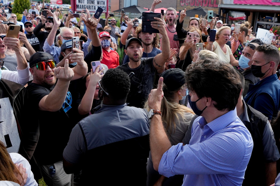 Justin Trudeau encore pourchassé par des manifestants antivaccins Justin Trudeau encore pourchassé par des manifestants antivaccins