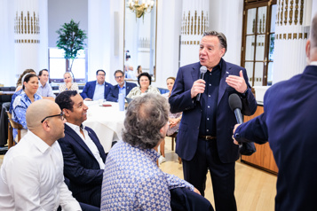 Réunion extraordinaire à la CAQ Legault sent l’appui d’un caucus « prêt à se battre » avec lui