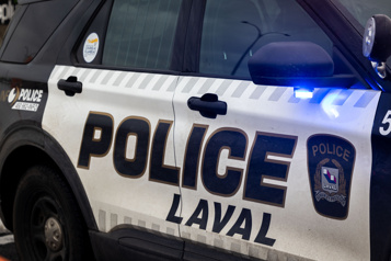 Laval Un véhicule emboutit une banque et prend feu