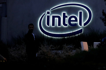 En retard dans l’intelligence artificielle Le géant des puces Intel continue de réduire les frais