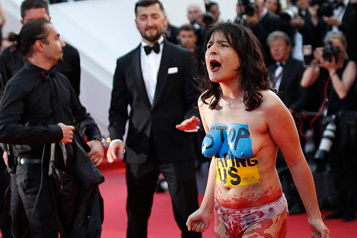 Guerre en Ukraine Une manifestante se dénude sur le tapis rouge de Cannes