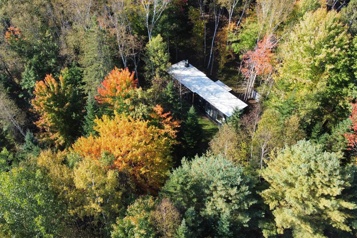 La coquette du quartier Comme fondue dans la forêt