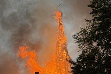  L’église de Saint-Ours en proie aux flammes