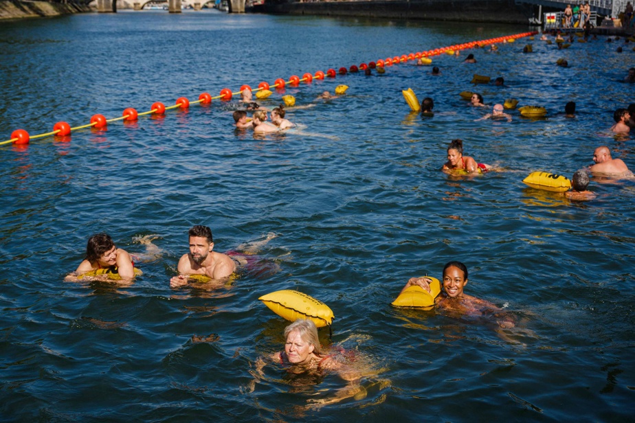 Canicule en France | Les Parisiens se rafraîchissent dans la Seine image