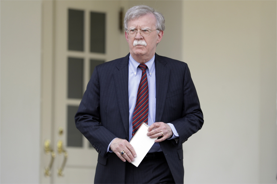 FBI en action : Perquisition chez John Bolton !
