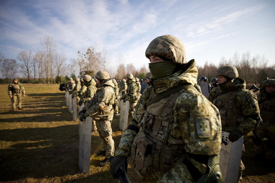 göçmenler |  Ukrayna, Belarus sınırına 8 bin 500 asker gönderdi