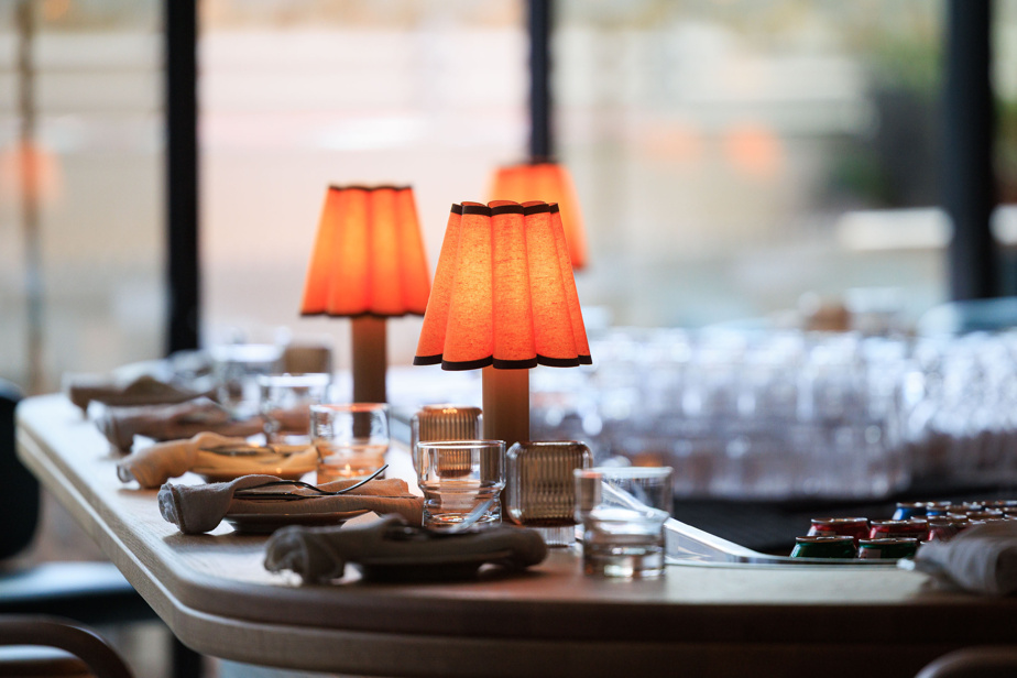 Depuis jeudi, les restaurateurs peuvent demander 10 $ à des clients qui ne se présentent pas, alors qu’ils avaient une réservation. Ces 10 $ comprennent toutefois les taxes, ce qui laissera plutôt autour de 8,60 $ pour le restaurant.