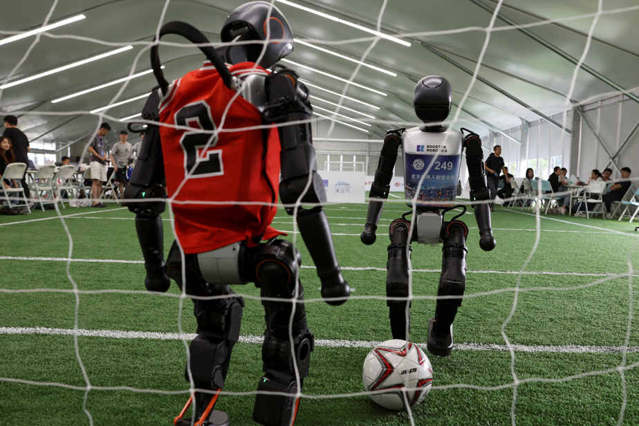 Des Robots Humanoïdes Apprennent le Soccer à Pékin !