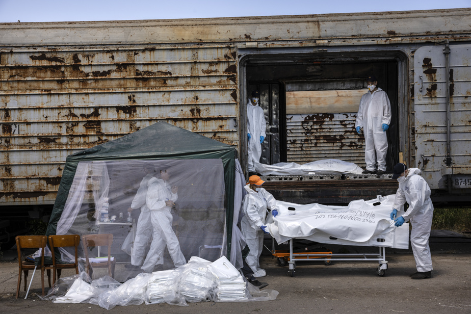 Les corps arrivent par centaines sur un quai de gare poussiéreux. Anonymes, mutilés, extirpés de la boue, du sable ou des tranchées effondrées. Dans une procession rapide, ils sont déchargés dans leurs sacs mortuaires blancs d’un wagon réfrigéré et transportés vers un laboratoire de terrain situé près des voies, où ils sont examinés et documentés avec une efficacité discrète.