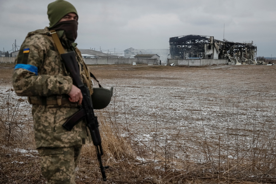 Soldat ukrainien près du front dans le nord de Kyiv 