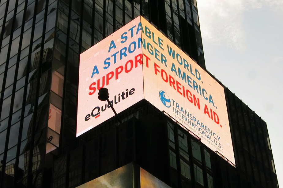 Montréalais à Times Square : Non à la réduction de l’aide!