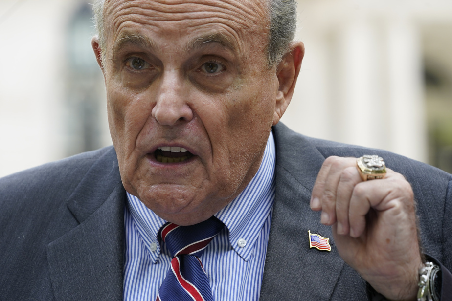 Rudy Giuliani è accusato di violazione dell’etica professionale