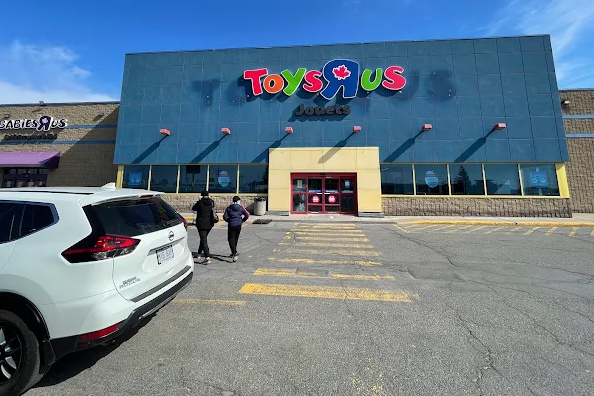 Transformation d'un Toys 'R' Us en projet résidentiel à Anjou